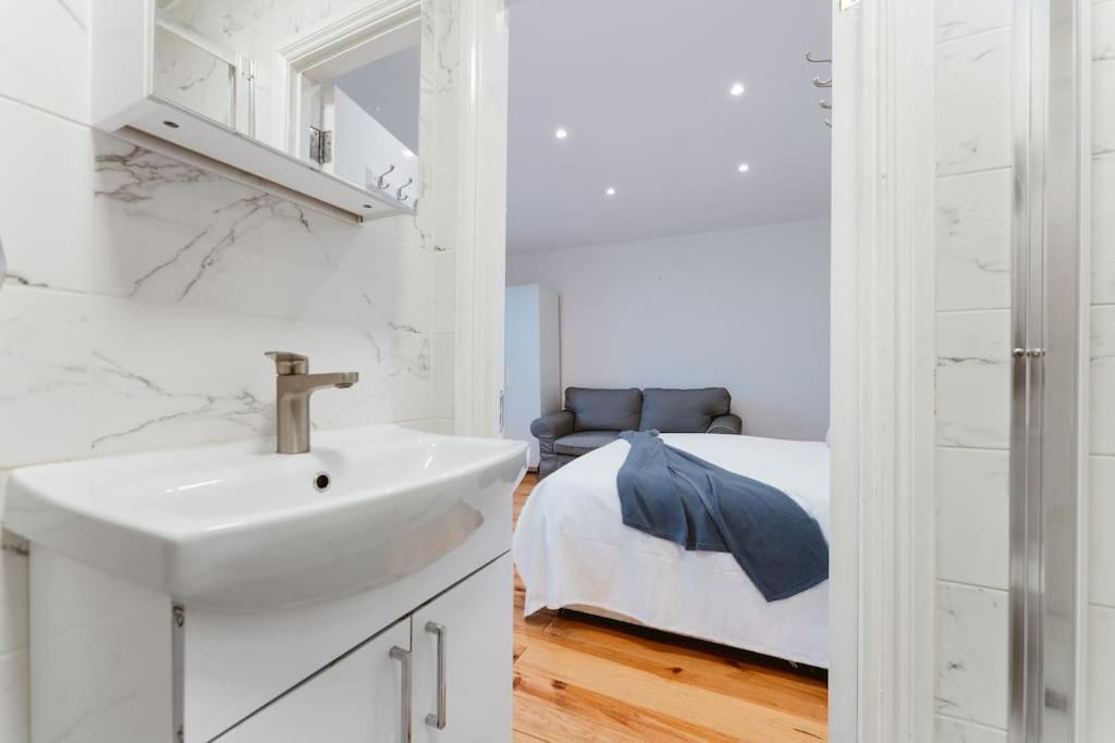 Your Lovely Studio Flat- West3 Londen Buitenkant foto